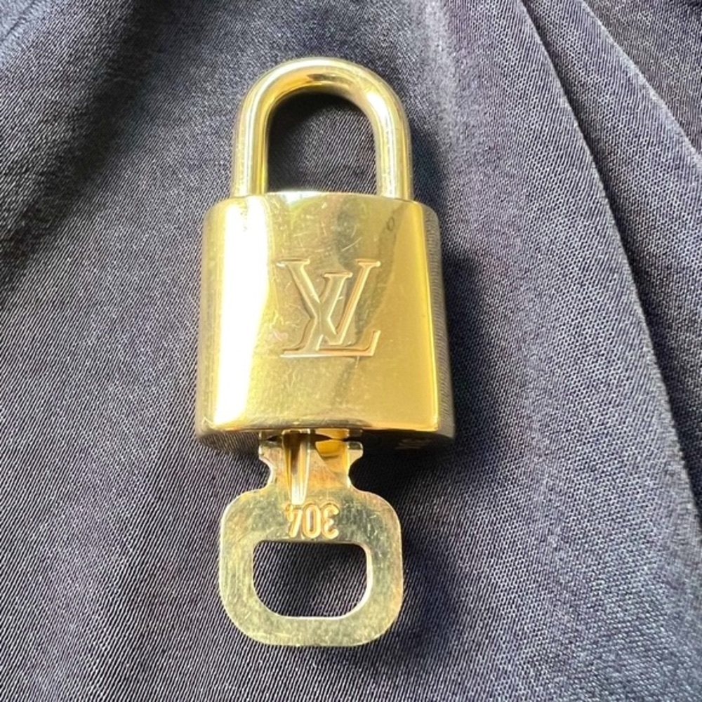 Authentic LV Lock & Key #304